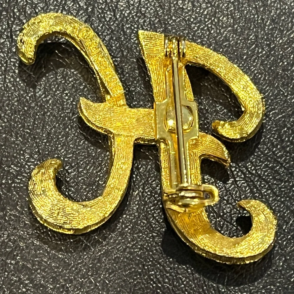 EUC. Mamselle Vintage 1950s “H” Initial Monogram Gold Sweater Pin Brooch - Picture 2 of 5